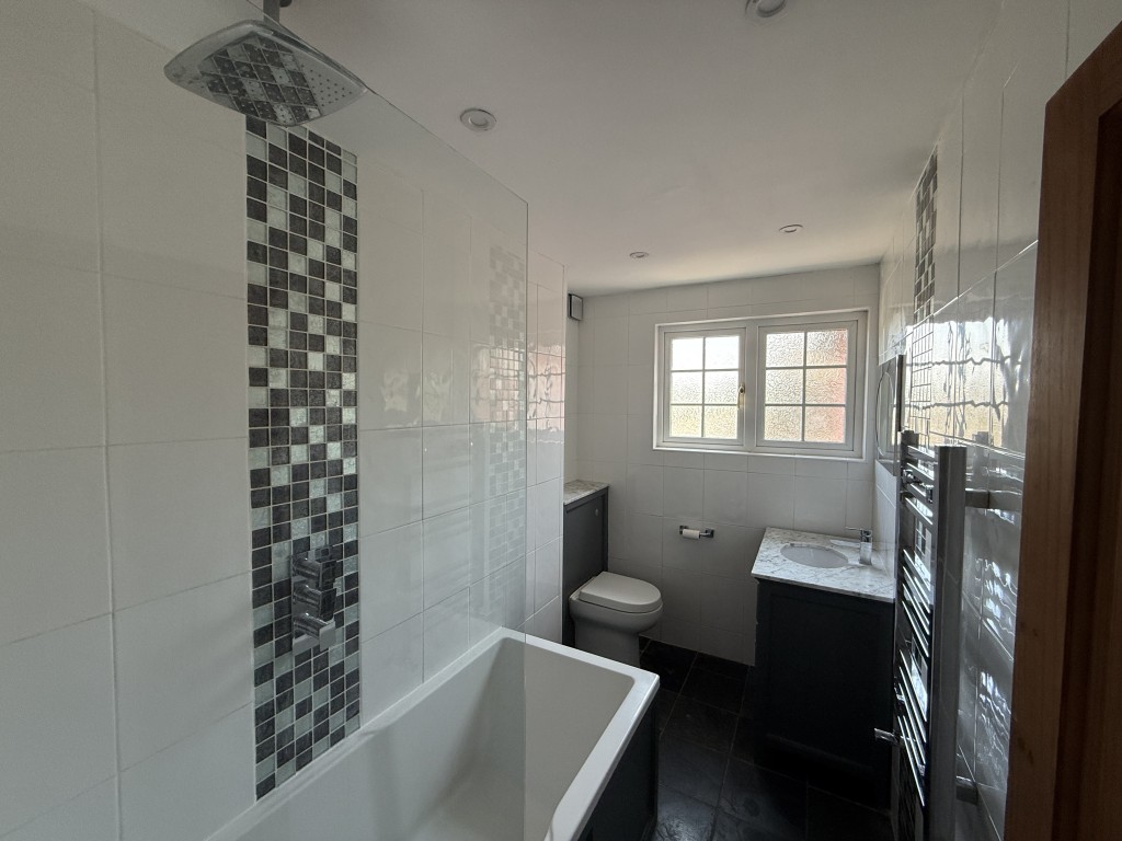 Lot: 168 - DETACHED COTTAGE IN ESSEX VILLAGE LOCATION - Family Bathroom with shower over bath